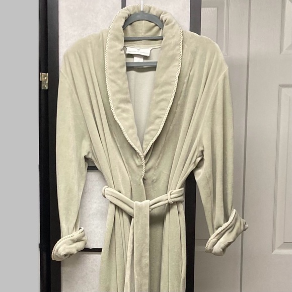 EUC vintage Diamond Tea for Saks Fifth Avenue velour robe. Seagrass. Size Medium - Picture 3 of 9